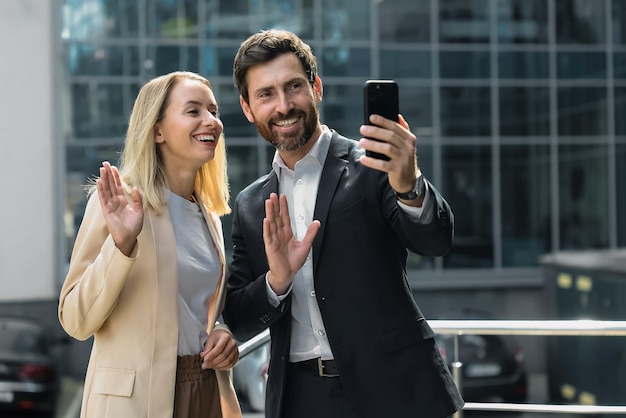 Parler d'affaires. Partenaires commerciaux ayant un appel vidéo et souriant