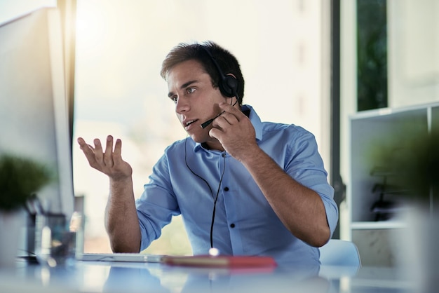 Parler à un client pour résoudre son problème Photo recadrée d'un agent de centre d'appels travaillant dans un bureau