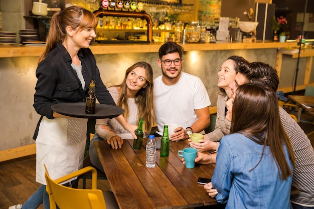 Parler à la serveuse