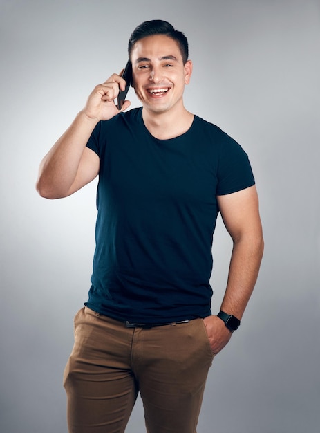 Parlez avec confiance et vous serez toujours charmant Photo en studio d'un beau jeune homme de garde sur fond gris