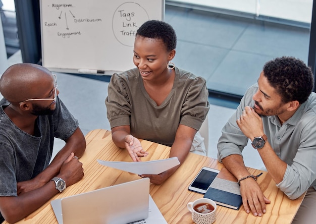 Parlons affaires Photo d'un groupe de jeunes hommes d'affaires discutant au bureau