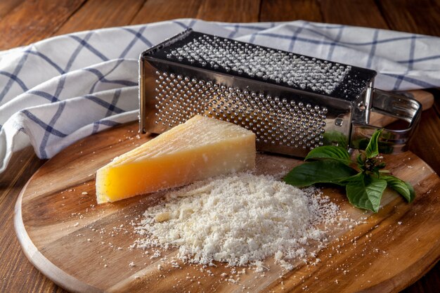 Parmesan fraîchement râpé sur bois