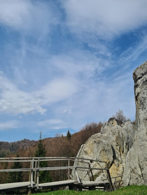 Une paroi rocheuse avec un pont dessus