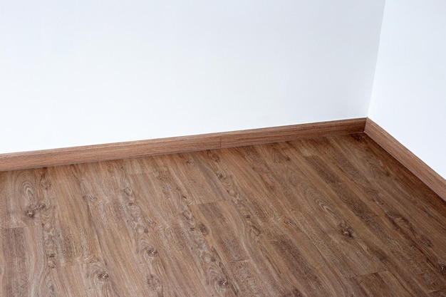 Parquet stratifié avec mur blanc vierge