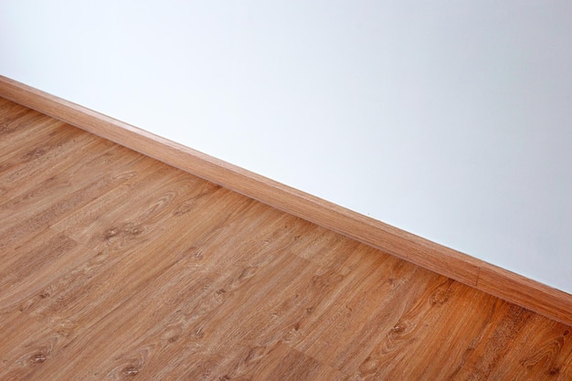 Parquet stratifié avec mur blanc vierge