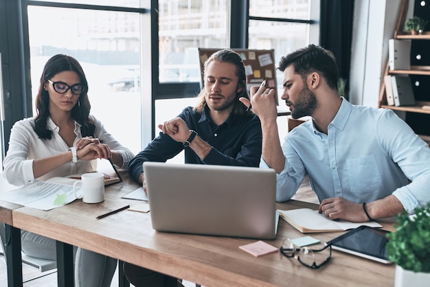 partage d'avis. groupe de jeunes gens modernes dans des vêtements décontractés intelligents travaillant ensemble