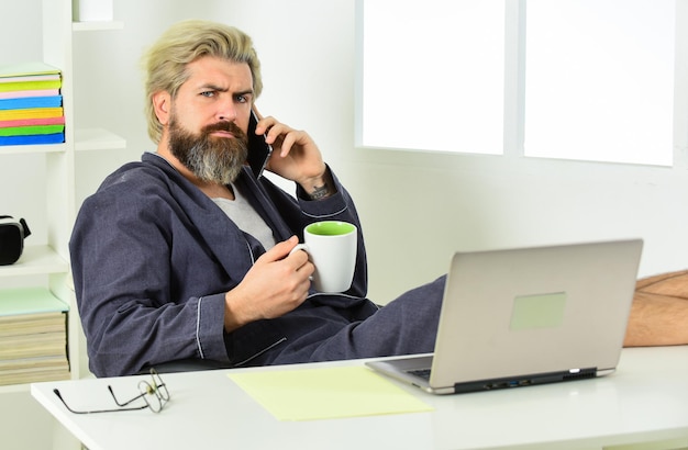 Partage d'idées fraîches. homme d'affaires détendu au bureau à domicile. entreprise agile en ligne. homme utilisant un ordinateur portable à l'intérieur. homme barbu regardant son écran d'ordinateur portable. faire des affaires à la maison. commerce électronique et achats.