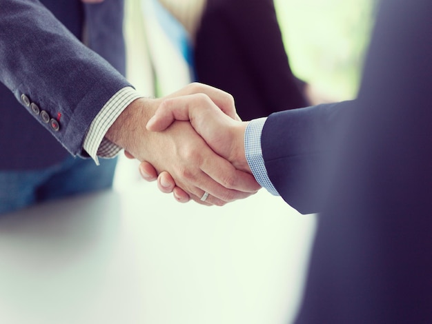 Partenaire d&#39;affaires Shake Hands sur meetinig dans un immeuble de bureaux moderne