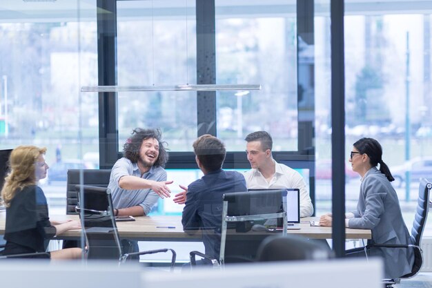 Partenaire d&#39;affaires Shake Hands sur meetinig dans un immeuble de bureaux moderne