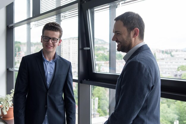 Partenaire d&#39;affaires Shake Hands sur meetinig dans un immeuble de bureaux moderne