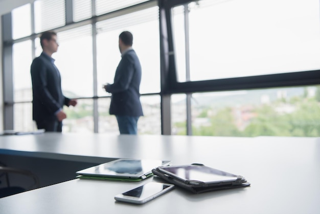 Partenaire d&#39;affaires Shake Hands sur meetinig dans un immeuble de bureaux moderne