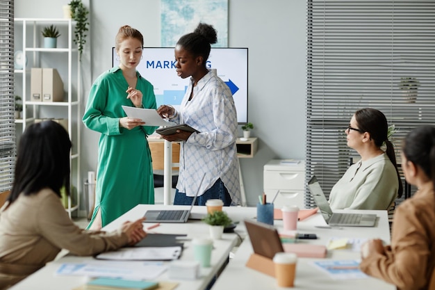 Partenaires analysant la situation lors de la présentation de l'entreprise