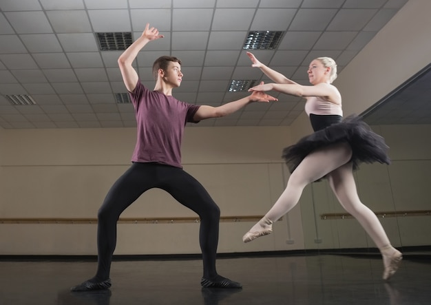 Les partenaires de ballet dansent gracieusement ensemble