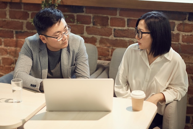 Partenaires commerciaux asiatiques travaillant au bureau