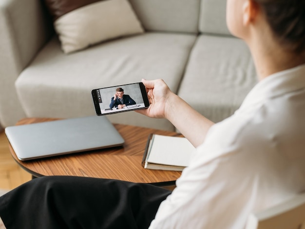 Partenaires commerciaux de conférence mobile au téléphone à la maison