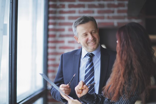 partenaires commerciaux signant un nouveau contrat