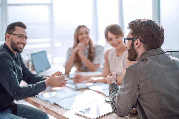 Les partenaires commerciaux tiennent un différend lors d'une réunion au bureau