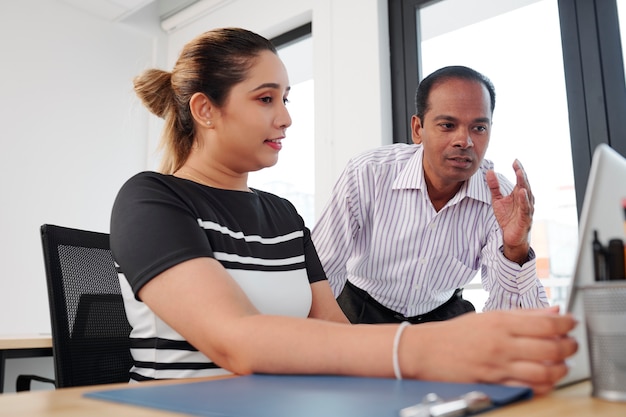 Partenaires commerciaux utilisant un ordinateur portable au travail