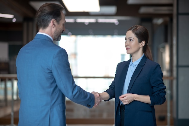 Partenaires commerciaux en vêtements formels au travail