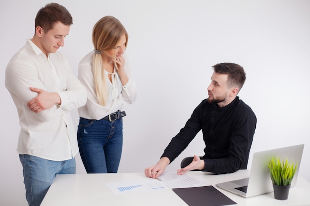 Les partenaires discutent du projet de travail dans les bureaux de l'entreprise