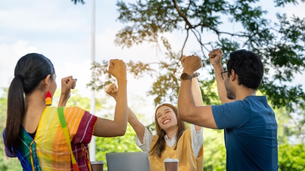 Partenariat de confianceJeunes partenaires amis heureux Faites confiance à des mains joyeuses en l'air Travail d'équipe de groupe réussi Divers étudiants de la culture LGBTQ célèbrent ensemble Groupe de personnes se soutenant mutuellement