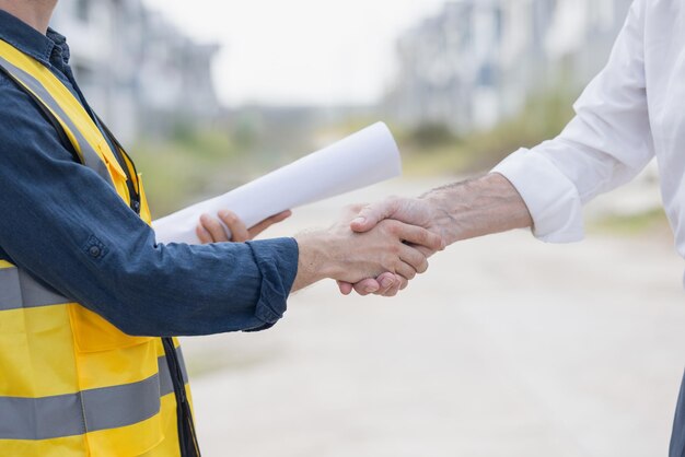 Photo partenariat de construction ingénieur poignée de main avec l'équipe d'affaires contact projet de construction d'affaire merci terminé fait accord personnes se serrant la main réunion d'accueil d'accord pour embaucher le recrutement