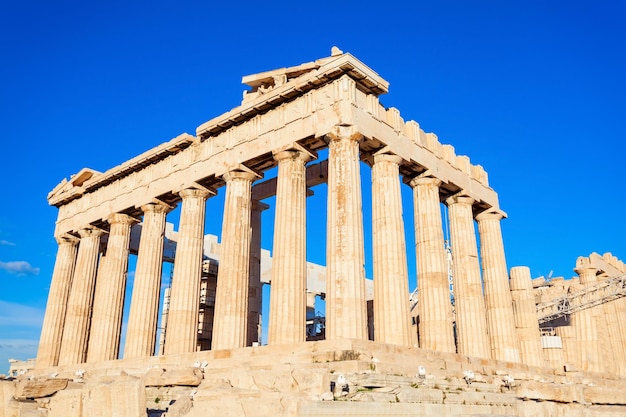 Le Parthénon est un ancien temple grec sur l'Acropole athénienne en Grèce, dédié à la déesse Athéna.