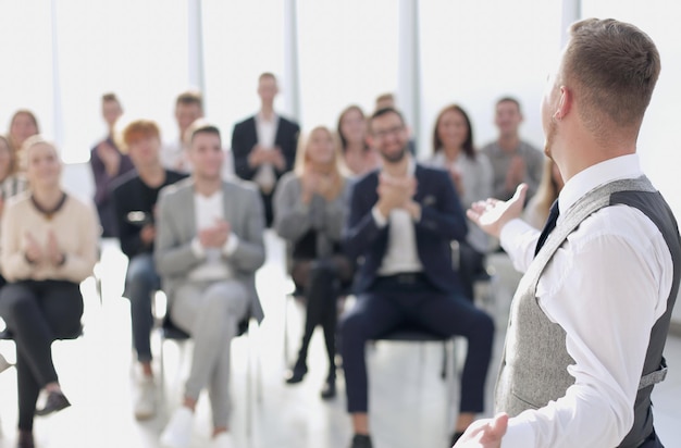 Les participants au séminaire ont soutenu l'orateur par des applaudissements. entreprise et éducation