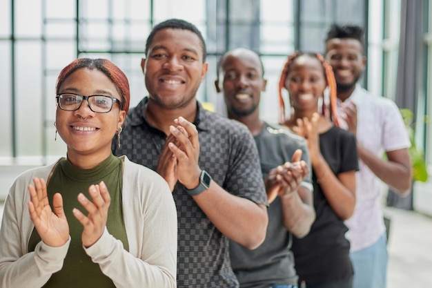 Les participants du séminaire d'affaires international donnent une standing ovation