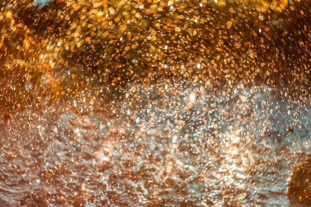 Particules abstraites brillantes d'eau et de soleil avec effet bokeh en arrière-plan