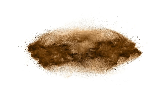 Particules brunes profondes éclaboussées sur fond blanc. Éclaboussure de poussière brune.