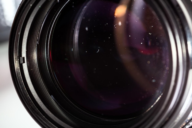 Particules de poussière à l'intérieur de l'objectif de l'appareil photo en gros plan avec mise au point sélective et flou