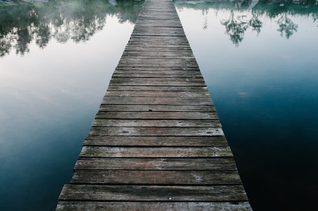 Une partie de l'ancien pont de bois sur le lac