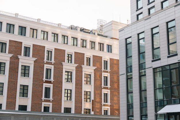 Partie d'un appartement résidentiel moderne avec détail extérieur d'un bâtiment plat d'une nouvelle maison de luxe et d'une maison