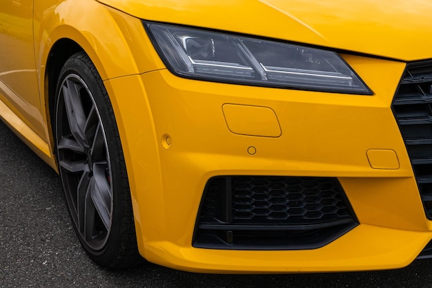 Photo une partie de l'avant d'une voiture de course jaune