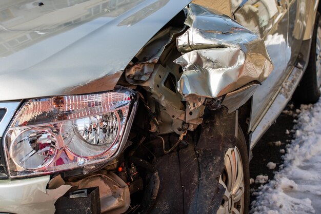 Partie avant d'une voiture endommagée et écrasée après un accident de la circulation