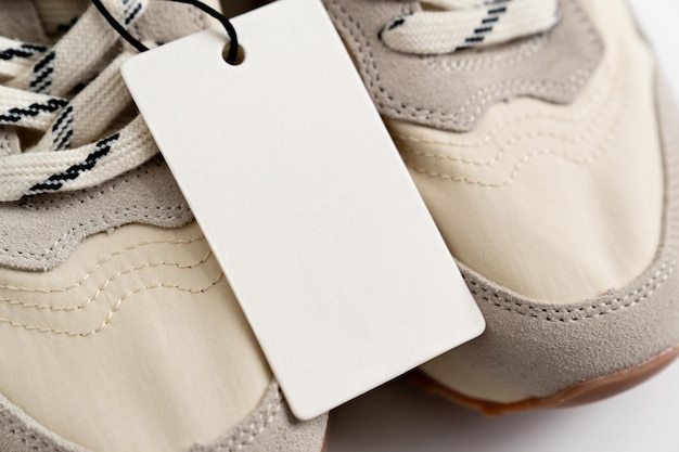 Partie de baskets modernes faites de matériaux et de couleurs combinés avec une semelle haute et une étiquette avec espace de copie boutique de chaussures de mode boutique en ligne