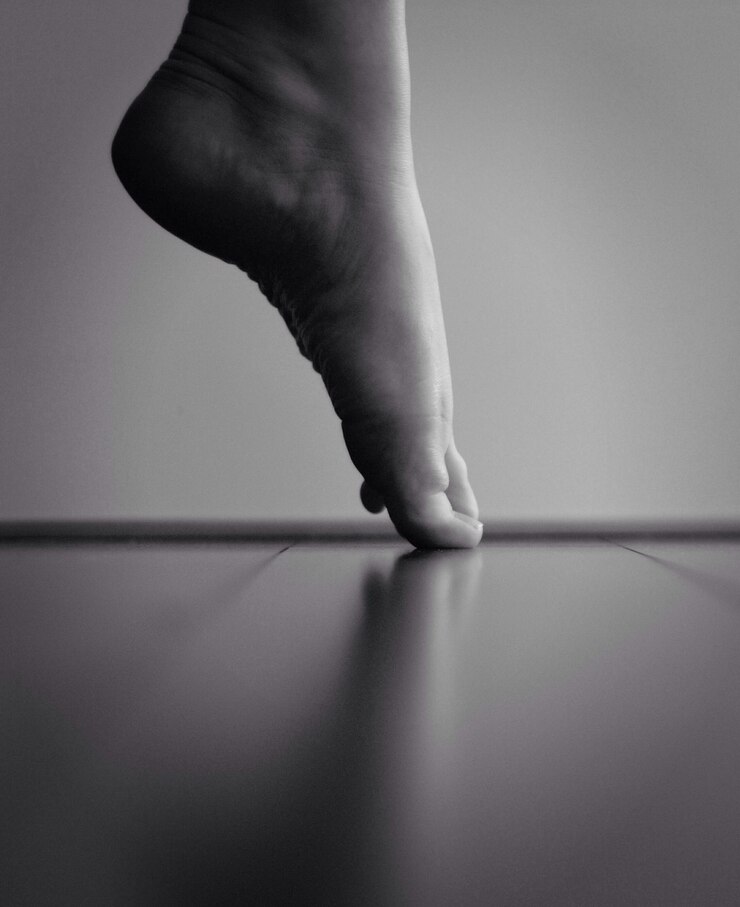 Photo la partie basse de la ballerine sur la pointe des pieds au studio de danse
