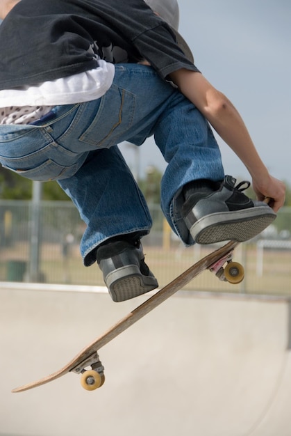 La partie basse de l'homme en skateboard
