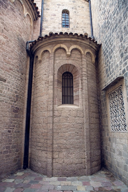 Partie d'un bâtiment historique avec une fenêtre