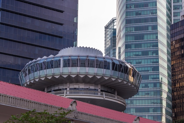 Partie de bâtiment moderne et de gratte-ciel