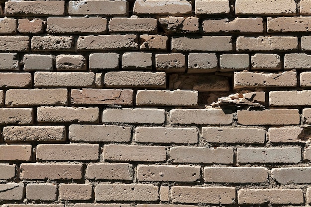 Une partie des briques est endommagée