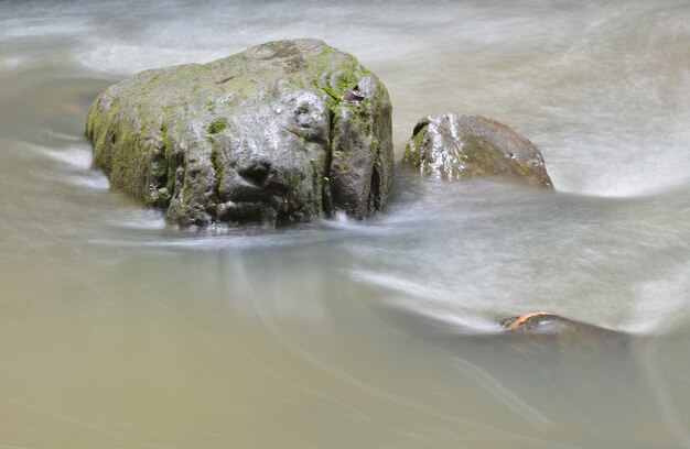 partie d&#39;une cascade prise avec une vitesse d&#39;obturation lente pour lisser l&#39;eau