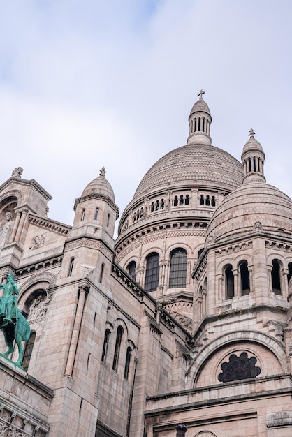 Photo une partie de la cathédrale du sacré-cœur vue rapprochée à paris