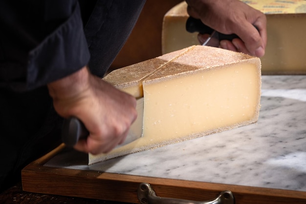 Une partie célèbre et goûtée du fromage a été coupée avec un fil