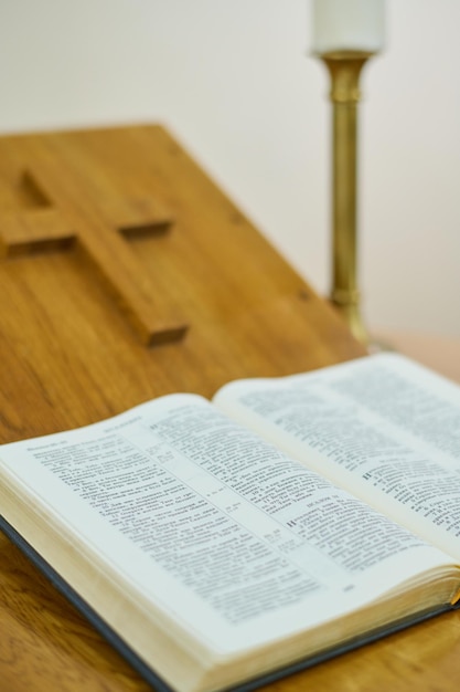 Partie de chaire en bois avec croix coupée et bible sainte ouverte avec versets