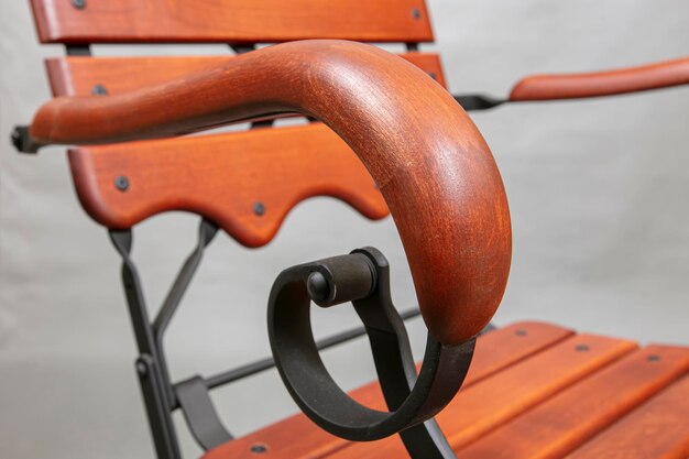 Partie d'une chaise en bois avec des détails en métal