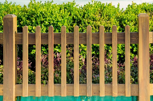 Photo une partie d'une clôture en bois en vue