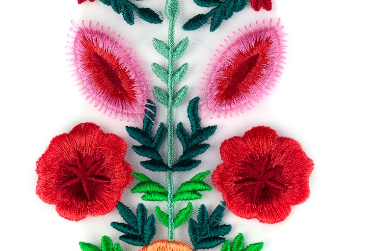 Photo une partie de dentelle de motifs lumineux et de fleurs sur fond blanc