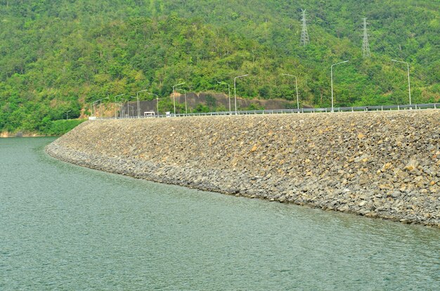 partie du barrage et de l&#39;eau